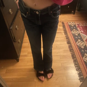 Jeans  - Säljer dessa jeans , aldrig använda . Från Gina Young 