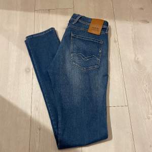Tja! Säljer nu dessa riktigt schyssta jeans från märket Replay, modellen är anbass (slim fit). Skicket är 9,5/10. Storleken är 30/34 men jag skulle säga att de passar mer 30/32 ish. Hör av dig vid minsta lilla fundering🤩