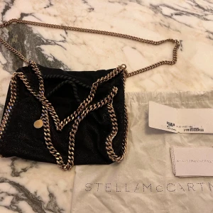 Stella McCartney väska - Hej, säljer min super fina stella McCartney väska i modellen Mini tote falabella. Ny pris 10180kr🩷 Den är i super fint skick och finns få tecken på användning!🩷 Om fler är intresserade kan budgivning bli aktuellt!!