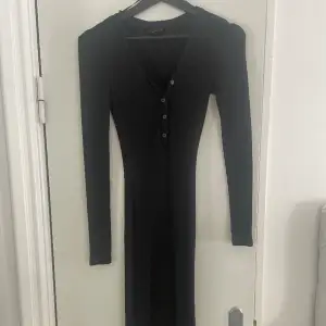 Säljer min stickade klänning från GinaTricot Storlek XXS men passar större eftersom den töjer sig lite efter man haft på sig den en stund
