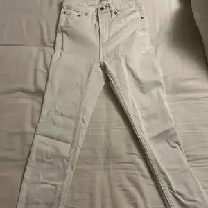 Vita jeans från lager 157 (Snake), stretchigt material. Storlek S, men passar Xs samt troligen M. Köpte för 400kr och säljer för 300kr.(snabb affär=billigare) Aldrig använda Max 2 gånger. Tryck inte på köp utan skriv till mig!