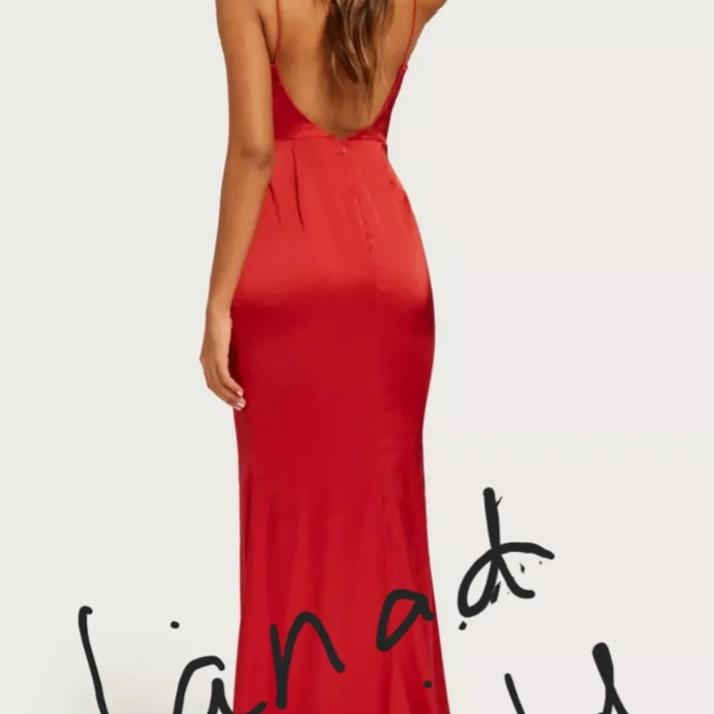 Säljer en oanvänd röd balklänning från Nelly. På min bild ser klänningen mer rosa ut än i verkligheten, se lånad bild för rätt färg. Klänningen sitter exakt som på bilden med svart klänning som säljs i annan annons. . Klänningar.
