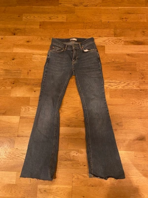 Bootcut jeans - Blå bootcut jeans. Jättesnygga och jättebra skick!! Knappt använda. Skrolla till 3e bilden för att de hur de ser ut på❤️