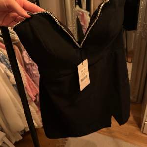 Svart klänning från LojsanXNakd, säljer på grund av att den aldrig kommit till användning! Storlek 36