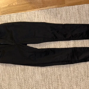 Super stretch jeans - Från bikbok, ankel längd. Avklippta en liten bit.  Jag är 168 och dom är bra i längd.