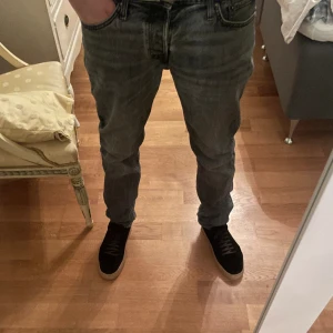 Jack and jones jeans - Säljer nu ett par till feta jeans som är i en snygg grå färg! Storleken är 31/34 men passar ganska så bra på mig! Om du undrar nåt så skriv då!😄