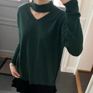 Grön stickad tröja  - Helt ny grön stickad tröja i storlek M från Trendyol. Lappen kvar. Använd gärna köp nu!