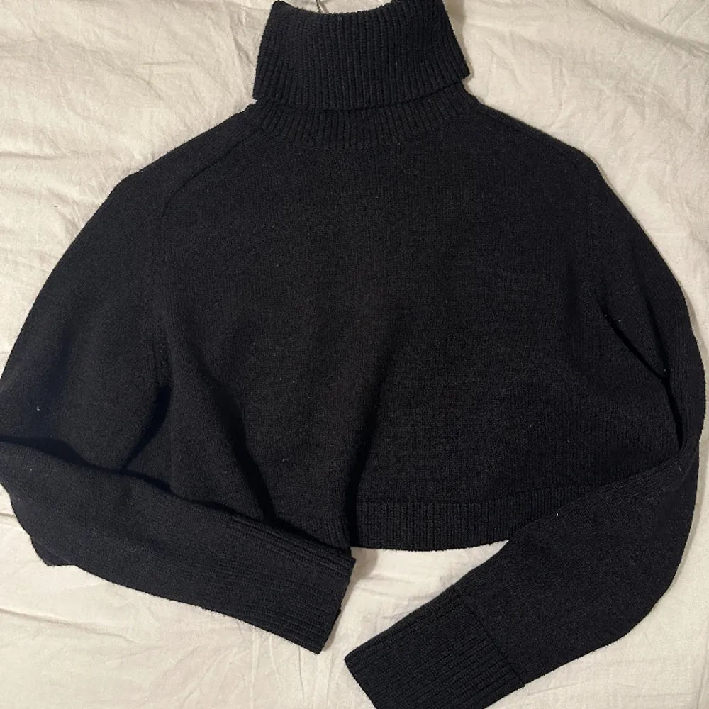 Super söt stickad polotröja från zara använd fåtal gånger🥰. Neuleet.