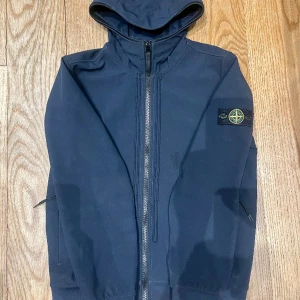 Stone Island Soft Shell 12Y  - Stone Island jacka inköpt på NK 2023. Nypris 4500kr