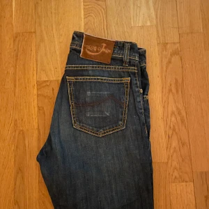 Jacob Cohen  - Hej säljer dessa exklusiva Jacob Cohen jeans som är handgjorda i Italien. Dessa jeans är i W29 och L32. Jeansen är i bra skick förutom 1 defekt på högre bakficka. Detta är anledningen till att jag säljer dessa jeans för enbart 650kr! Passa på nu!