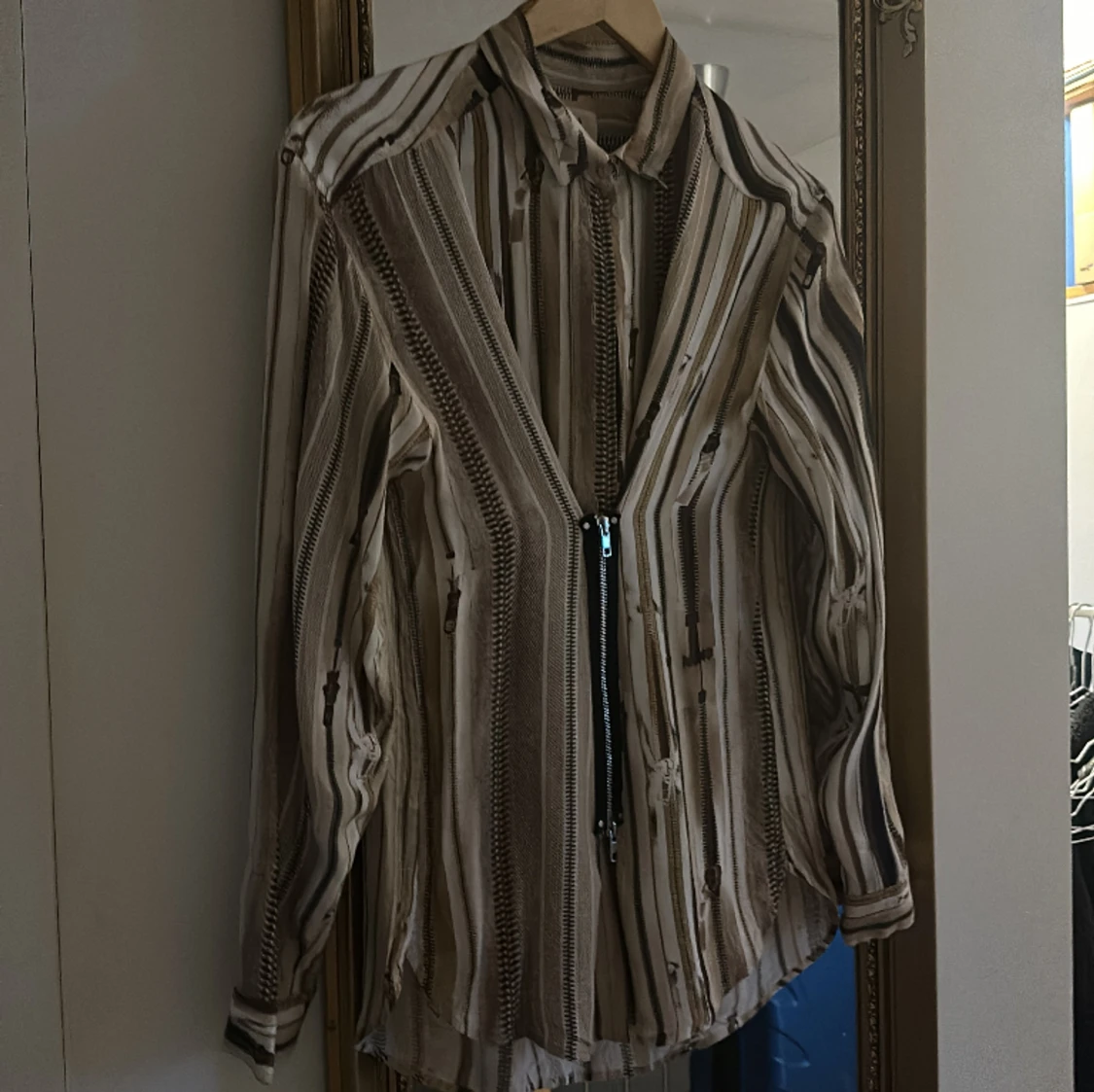 Ovanlig skjorta med blixtlåsdetalj