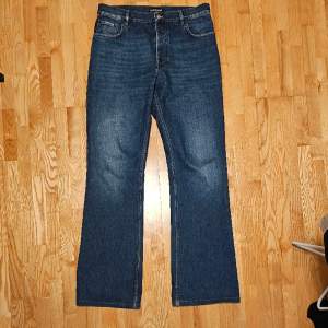 Feta jeans från Demnas SS/18 kollektion, med lagom bootcut. Jeansen är markerade storlek 34 men är både indragna i midjan och uppsydda. Bra skick men heeldrag. Riktigt snygg passform, can't go wrong. Pris kan diskuteras. Skriv för mått🖤