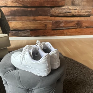 Air Force 1 - Säljer mina helt nya Airfroce 1. Använda en gång men de är aldelsess för stora på mig🥰