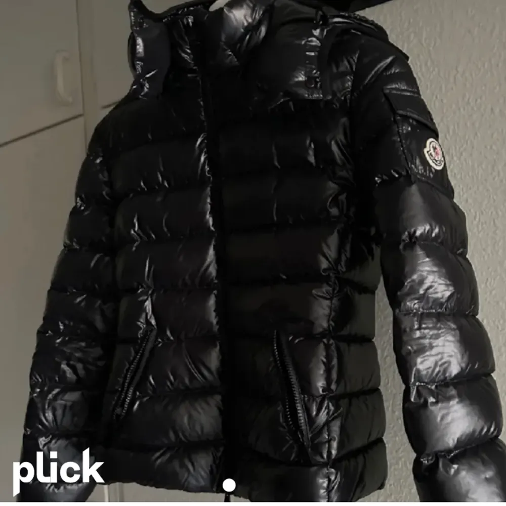 Hej Skriv om ni har en moncler bady så kommer vi på ett bra och rymligt pris tillsammans . Jackor.