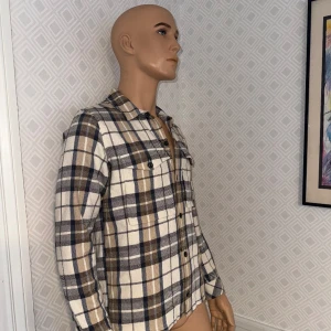 Samsoe OverShirt - Hej, säljer denna väldigt fina Samsoe Overshirten i en schysst färgkombination. Tröjan är i bra skick, varsamt använd. Storlek M, passar S Hör av er vid funderingar!