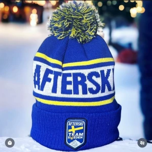 Afterskimössa - Säljer min afterski mössa eftersom den inte kom till användning. Aldrig använd perfekt nu till alla som inte haft sportlov och påsklov. Originalpris 300 men säljer för 250