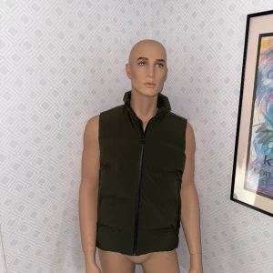 Sail Racing Väst - Hej! Säljer denna sailracing väst i färgen mörk grön som knappt är använd.  Första bilden visar färgen bäst. Västen är av tjockare variant och klarar en del kyla.  Går att matcha med det mesta.  Hör av er vid funderingar!