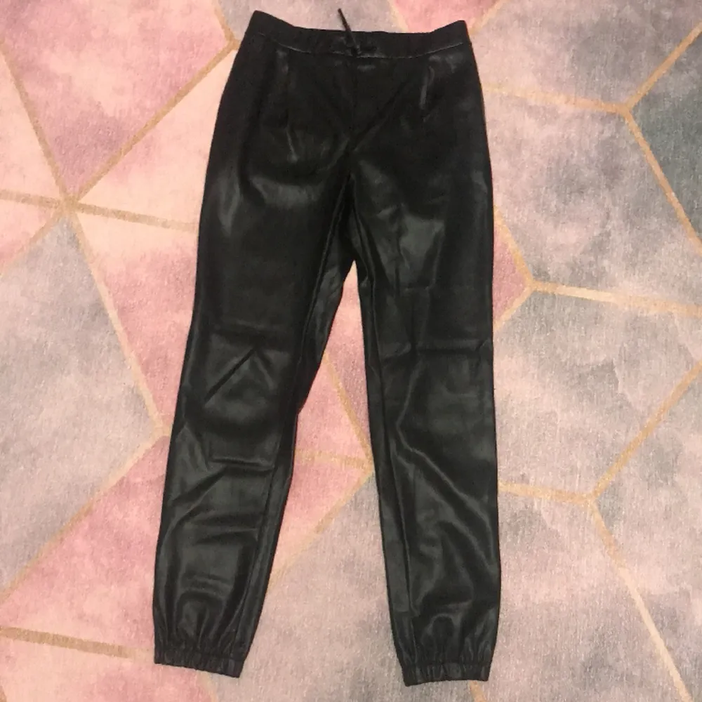 Black leather pants with pockets. The quality is so good and it has barely been worn. We bought it for 2000 and that is pretty expensive so we lowered the prize.. Jeans & Byxor.