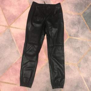 Black leather pants with pockets. The quality is so good and it has barely been worn. We bought it for 2000 and that is pretty expensive so we lowered the prize.