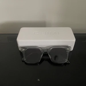 CHIMI 04 - Ett par schyssta tidlösa gråa Chimi 04or till soligare dagar. Nypris 1250kr. Pris kan diskuteras.