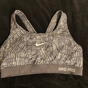 Sport BH - Säljer min sport Bh från nike pga att den inte längre kommer till användning. Original priset är är 430kr.