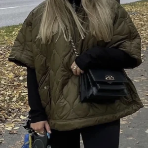 Cape / kortärmad jacka / poncho - Jätte fin eftertraktad cape från hm 💕🙏🏽intressekoll om någon är intresserad, pris kan diskuteras vid snabb affär 