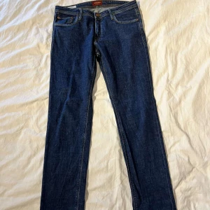 Jeans Jack and Jones - Jack and Jones Jeans. Passform Slim / Glenn. Storlek 33 32. Köparen står för frakten. Priset kan diskuteras vid snabb affär. 