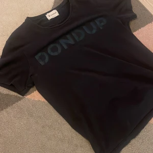 Dondup T-shirt - Fööör soft dondup t-Shirt i perfekt skick😍 Perfekt tisha t sommaren😎☀️  Strl L men sitter som M