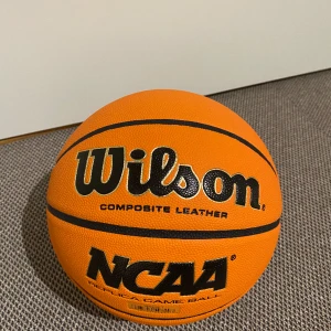 Wilson ncaa basketboll - Wilson ncaa är en mjuk och härlig basketboll. Basketbollen är bara använd en gång. Säljer den för att storleken passade inte.