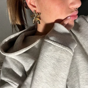 Blom aktiga guldörhängen  - Jättesnygga blom aktiga guldörhängen, jätte trendigt just nu med lite större örhöbgen som syns