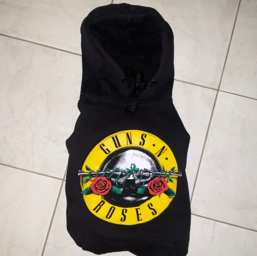 Guns N’ Roses Hoodie som inte används. Skick 9/10. Inga defekter. Storlek M. Normal passform. Köpt från Zalando för 580kr, mitt pris 250kr. Hör gärna av dig vid frågor och funderingar!😊. Hoodies.