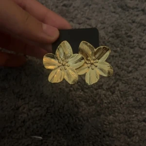 Blomörhängen - Säljer mina blomörhängen som inte kommer till användning, bilden är lånad från företaget jag köpte dem ifrån. Örhängena är endast använda 2 gånger ❤️