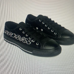 Black brobies skor  - Hej du som kollar jag har gjort dom här skorna själv min egna design 