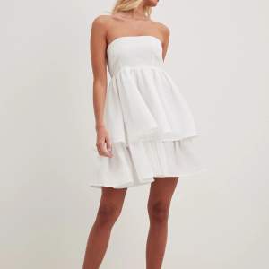 Intressekoll på denna underbara vita klänningen från NA-KD 🤍 Köpt här på Plick men vet inte om jag vill ha den till studenten… Sista bilden är lånad från förra säljaren. Köpte för 400kr