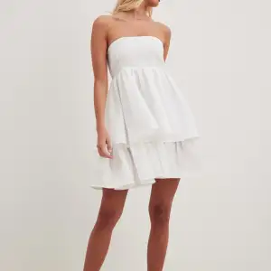 Intressekoll på denna underbara vita klänningen från NA-KD 🤍 Köpt här på Plick men vet inte om jag vill ha den till studenten… Sista bilden är lånad från förra säljaren. Köpte för 400kr