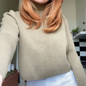 & Other Stories tröja 💚 - Inköpt på & Other Stories för 600 kr+, så väldigt bra kvalité 💚 Använd fåtal gånger! Sitter bra på mig som brukar ha M, så skulle säga att den passar XS-M beroende på passform 