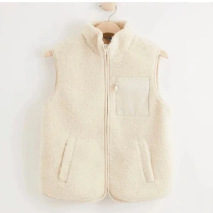 teddy väst - Så fin teddy väst, aldrig använd🥰 Från Pieces. Skulle säga att den passar Xs- mindre M🥰 Perfekt till våren, afterski, skolan vad som🙌🏽