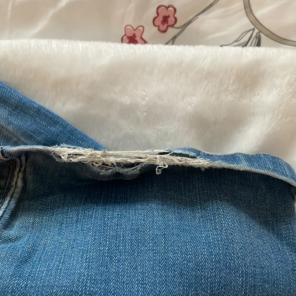 Jättefina jeans är i Storlek 152 men passar mig som har XS byxan är sliten längst ner vid byxan men det är inget man märker av 💘. Jeans & Byxor.