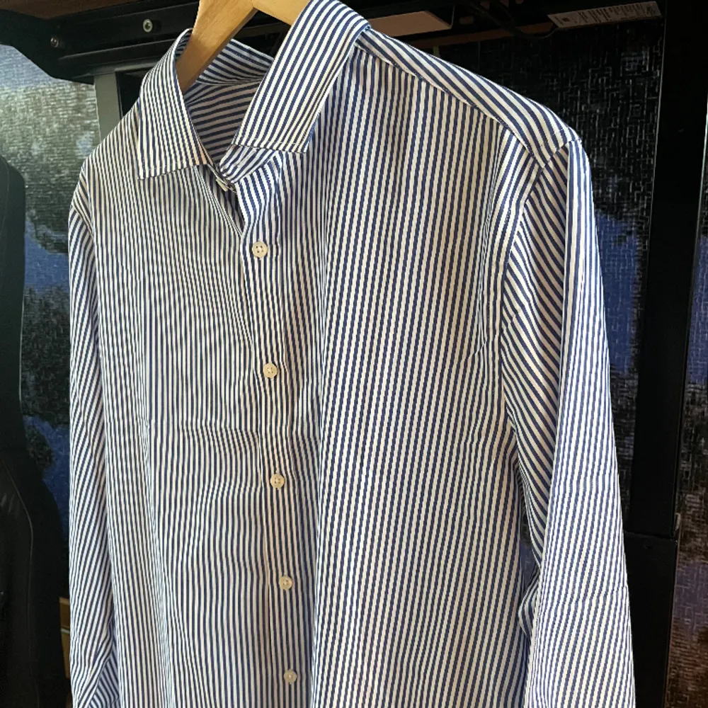 Snygg blåvit-randig skjorta, säljs pga lite för stor. Stor i storleken. Använd endast 1 gång så i princip nyskick! Pris kan diskuteras. ⚡️Dm vid frågor. . Skjortor.
