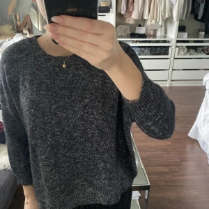 Trekvarts tröja - Fin glittrig grå/blå tröja, använd en gång pågrund av att jag har en liknande🤍