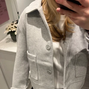 Grå kappa - Fin ljusgrå kappa, perfekt till våren. I nyskick utan några defekter!🤗