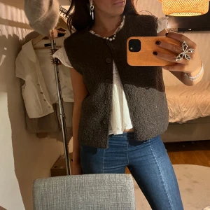 Brun teddy väst - Säljer denna super snygga och trendiga bruna teddyväst med knappar🤠🤠