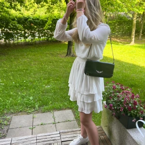 Fin klänning - Säljer en söt, vit klänning med volanger från sisters point 🥰🥰 storlek XS/S