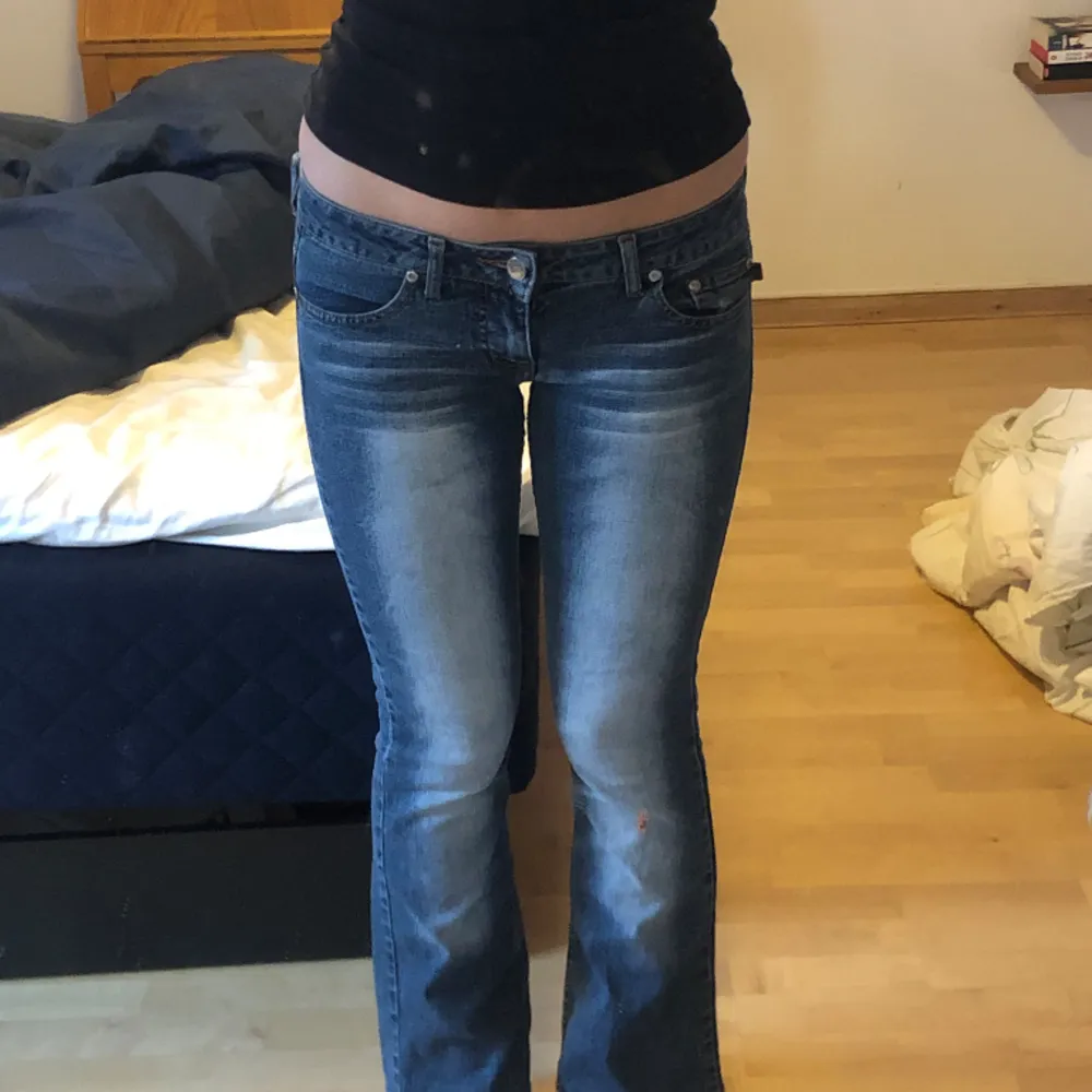 Så snygga lågmidjade bootcut jeans! Köpta second hand men är i fint skick! Midja: 77cm + strech, innerben: 70cm. Jeans & Byxor.