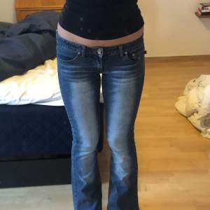 Så snygga lågmidjade bootcut jeans! Köpta second hand men är i fint skick! Midja: 77cm + strech, innerben: 70cm
