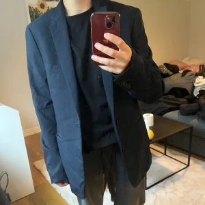 Blå kavaj - Blå herrkavaj men tycker att den sitter bra på mig som är tjej.    Okänd stl men M-L kanske  Bra skick