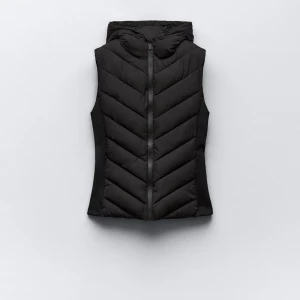 Zara väst, svart - Jätte fin väst köpt från zara, säljer då jag inte längre tar på mig den!🫶🏽 den är i jätte bra skick och inte använd så mycket. Kom privat för bilder