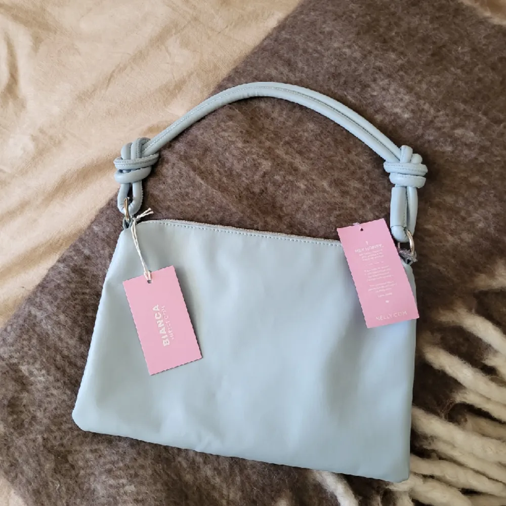 Fin blå väska från Bianca×Nelly kollektionen, aldrig använd. Väskor.