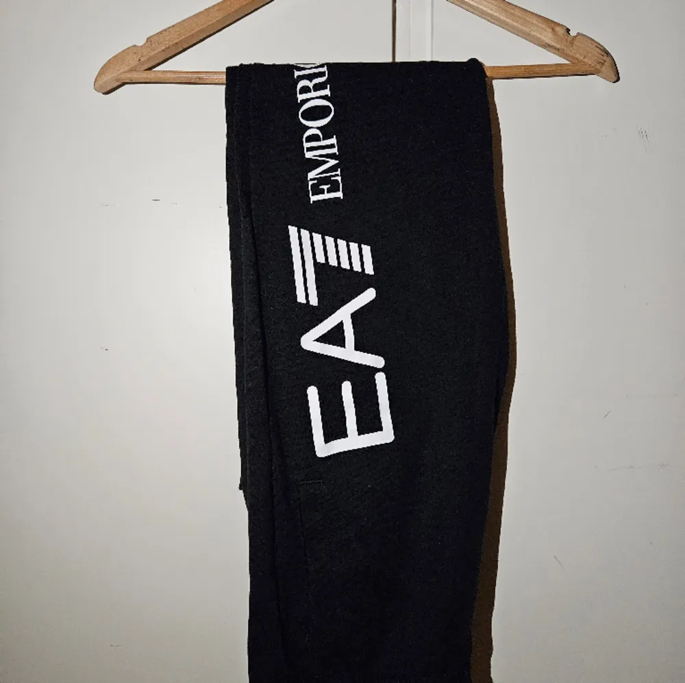 Säljer nu min EA7 dress i bra kvalite enda nackdelen är att tröjan är lite solblekt men annars finns det inga slitage. Fraktar inom 24h📦 Hoodie är i storlek M och byxorna i storlek S. Skick 7,5/10. Hoodies.