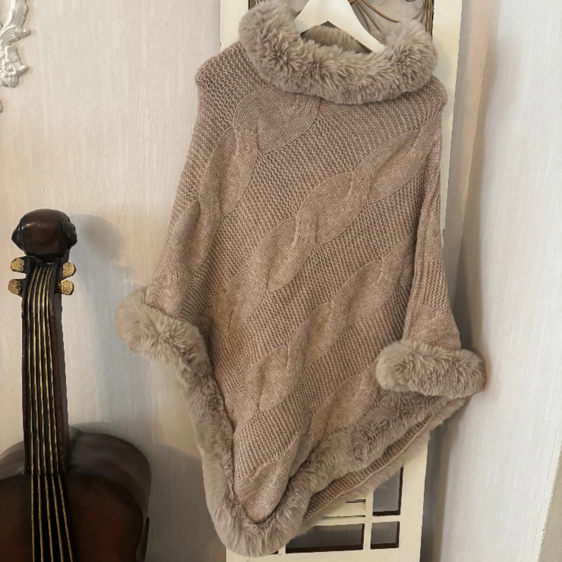 Cape poncho ny flätstickad beige päls vår höst